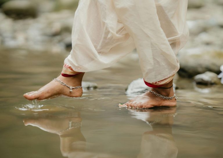 Northern Lights Meditation Sessions: Indica Magic for Mindfulness and Reflection